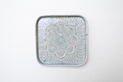 灰釉印刻足付四方皿 B