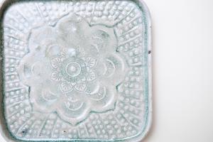 灰釉印刻足付四方皿 B