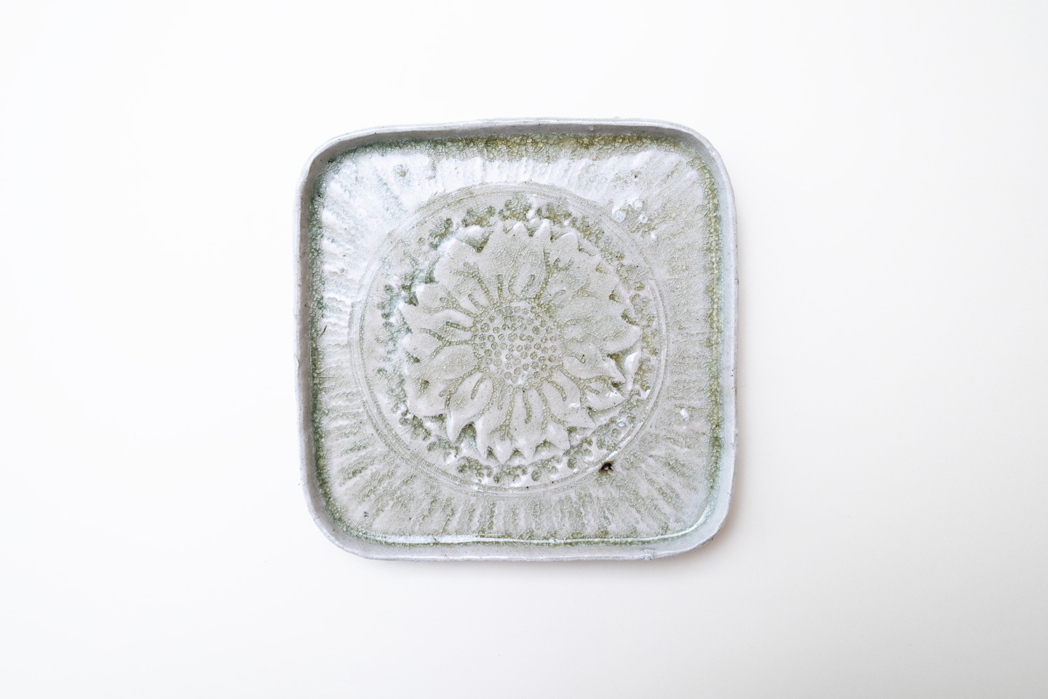 灰釉印刻足付四方皿 C