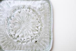 灰釉印刻足付四方皿 C