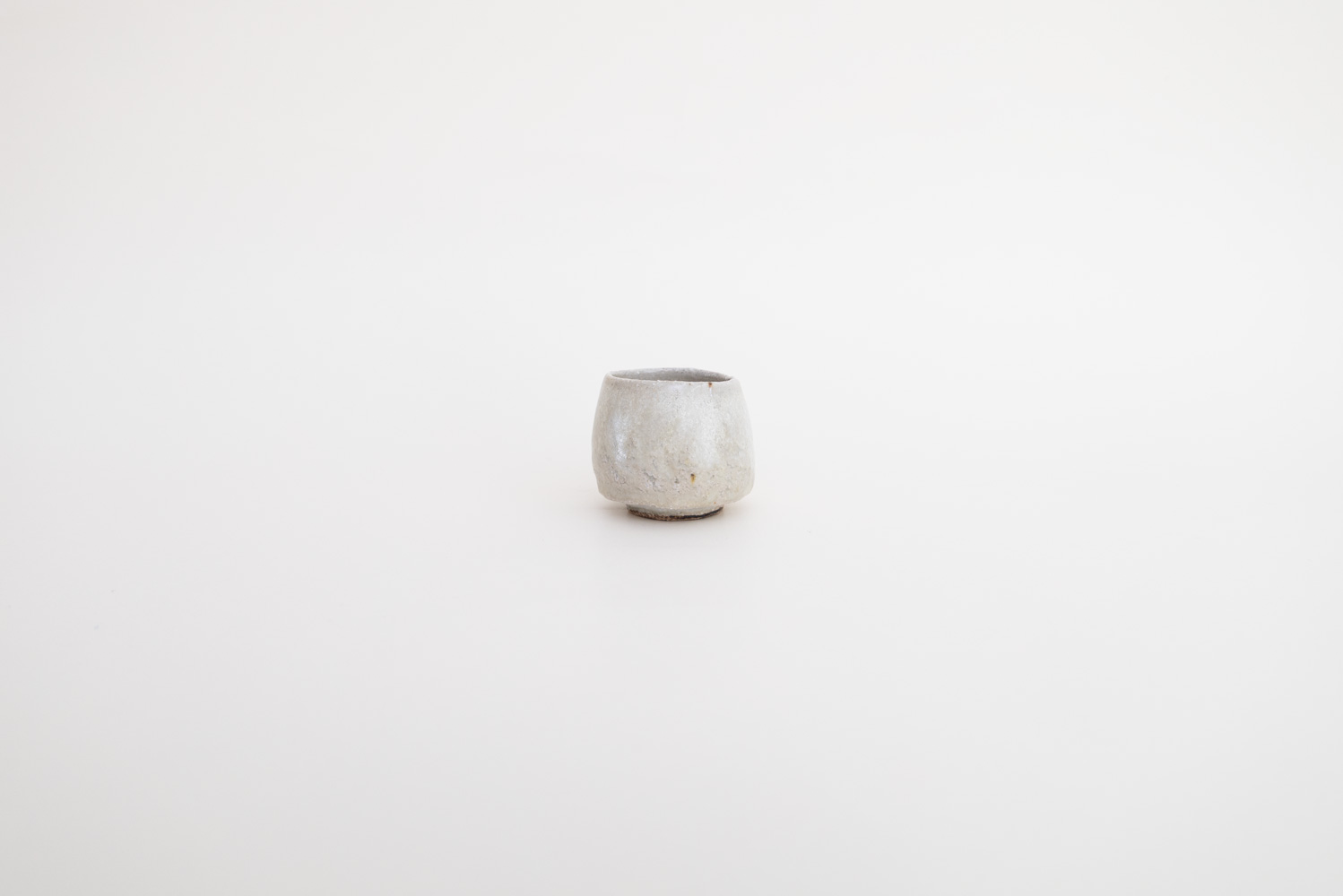 手捻りグイ呑み 白