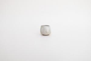 手捻りグイ呑み 白