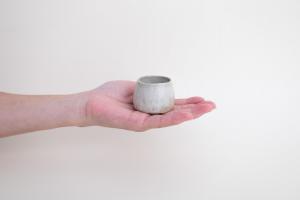 手捻りグイ呑み 白