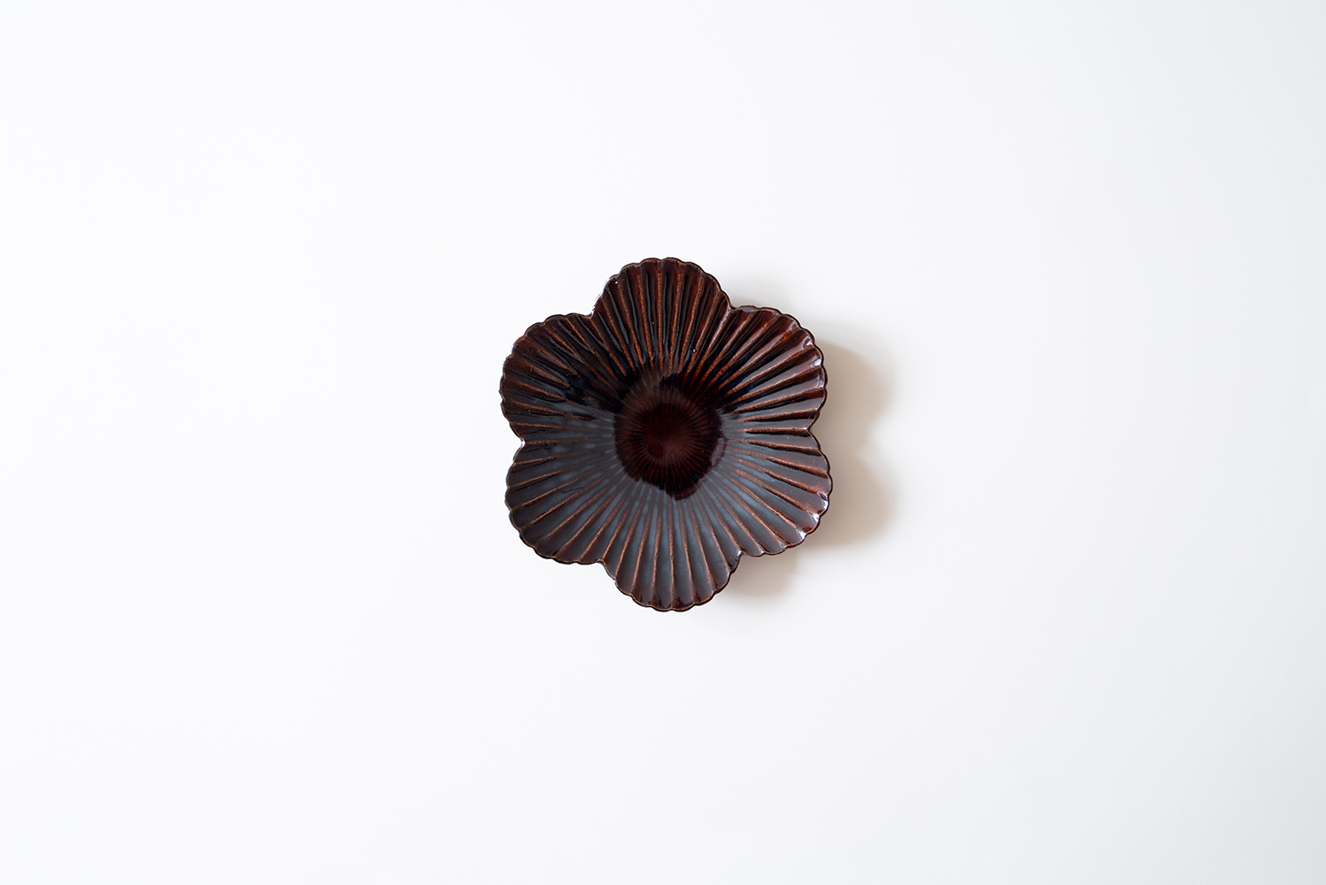 飴釉輪花しのぎ皿5寸 6弁