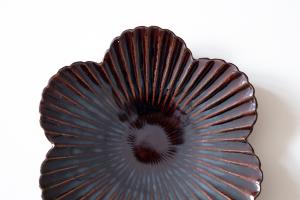 飴釉輪花しのぎ皿5寸 6弁