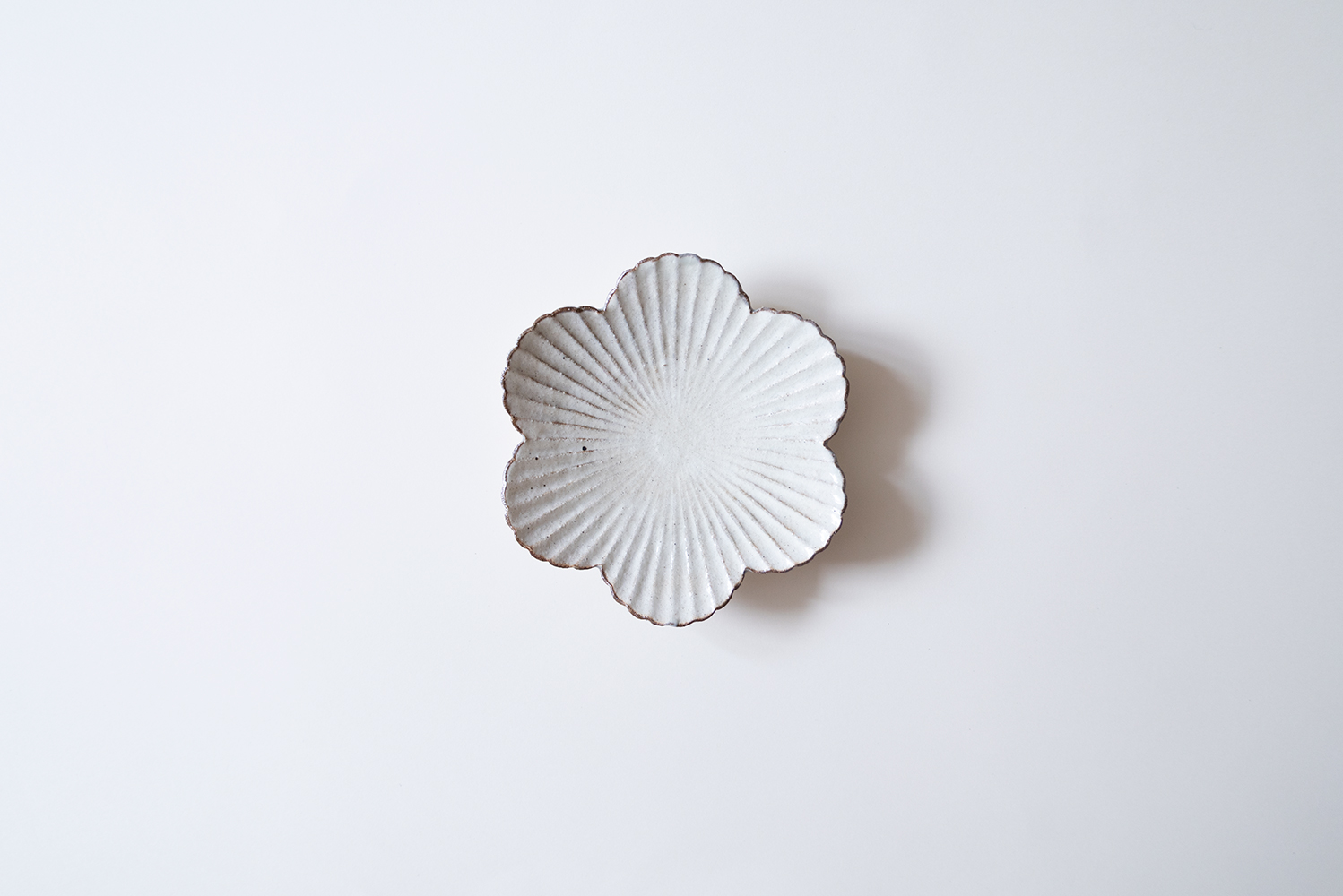 粉引輪花しのぎ皿5寸 6弁