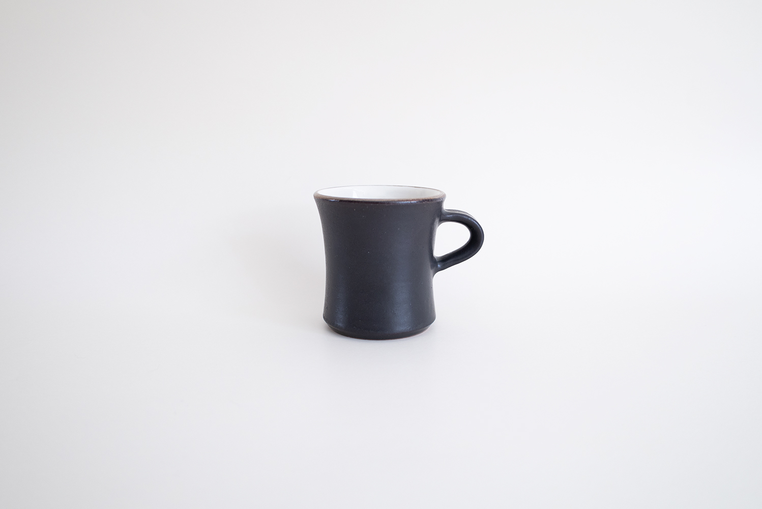 黒釉ツヅミマグ