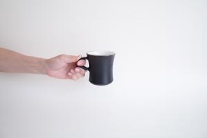 黒釉ツヅミマグ