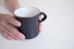 黒釉ツヅミマグ