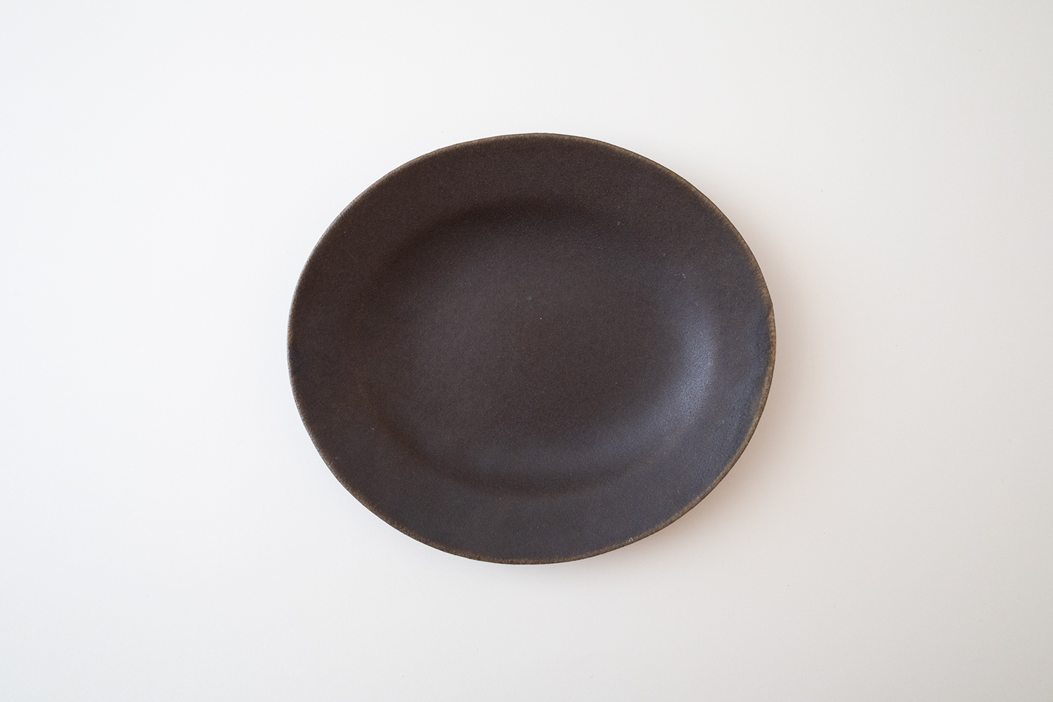 錆釉だ円リム皿 小