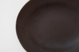 錆釉だ円リム皿 小