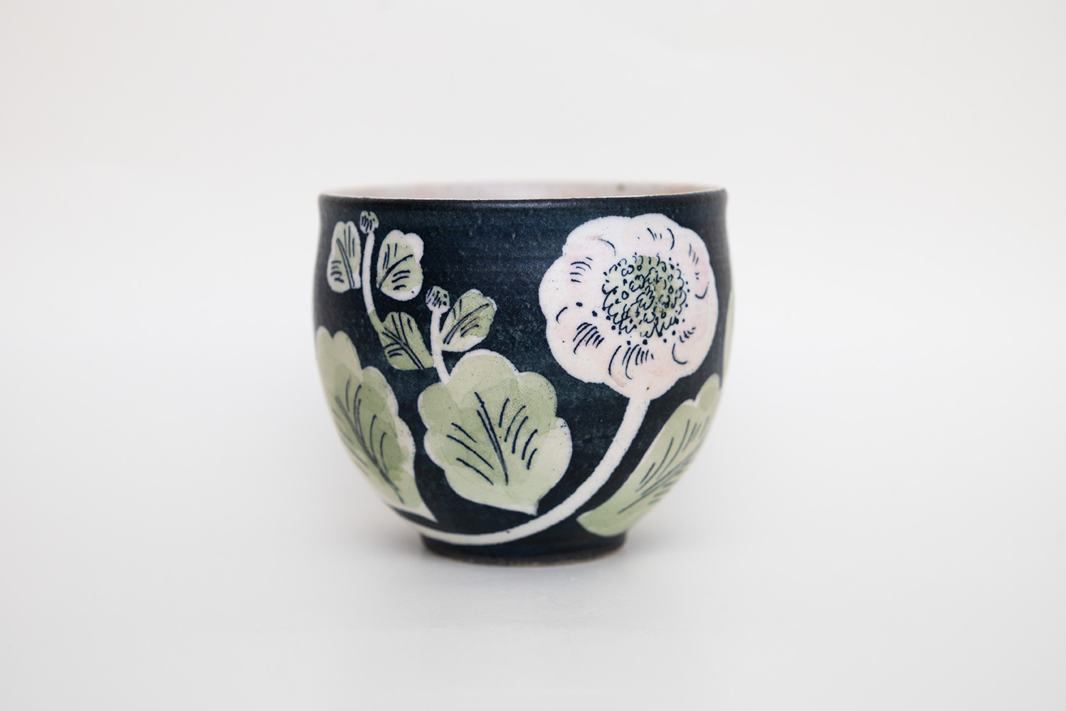 筒小屋 ONLINE STORE Toshoo | 陶器のネットショップ / 黒地桃色菊カップ