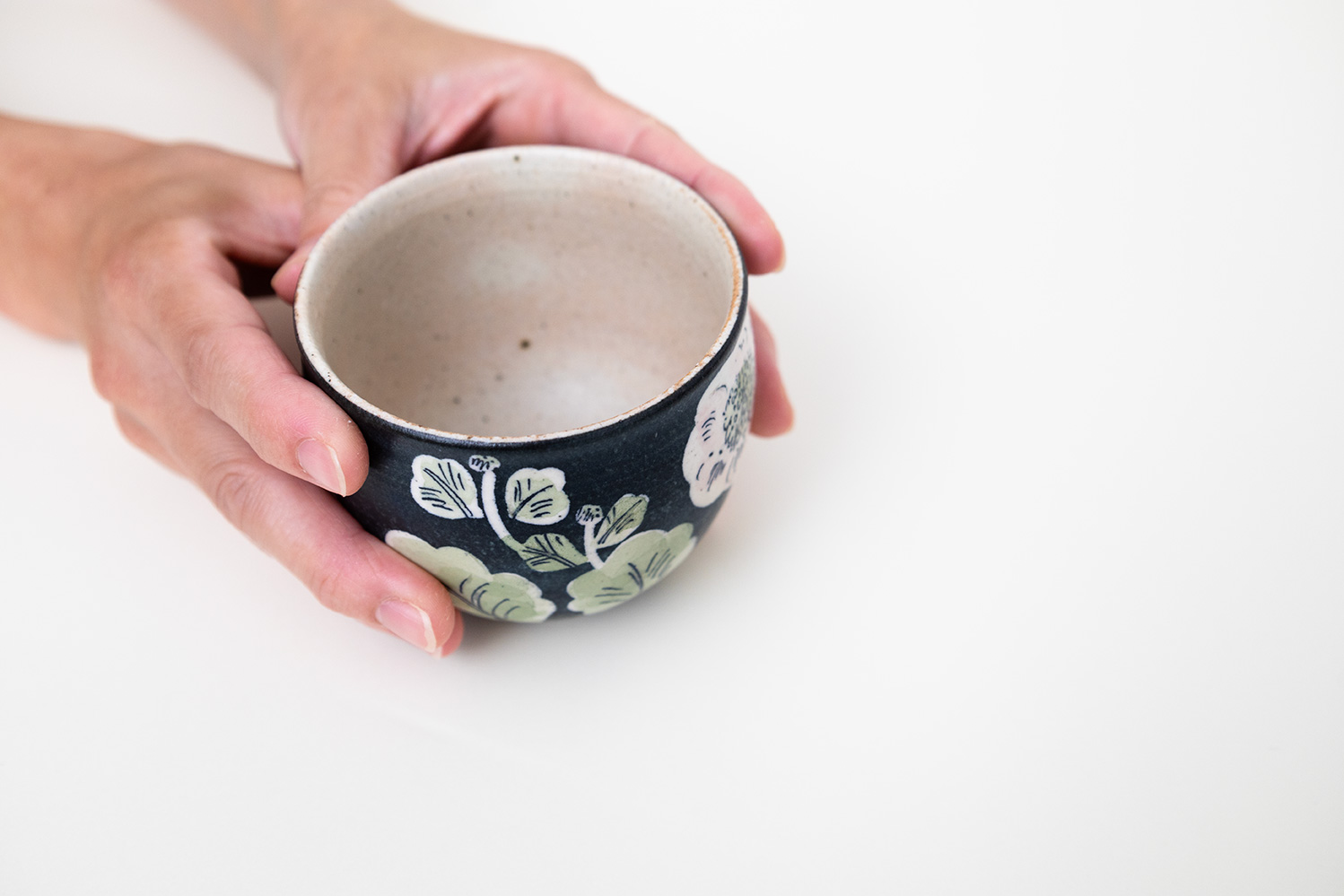 筒小屋 ONLINE STORE Toshoo | 陶器のネットショップ / 黒地桃色菊カップ