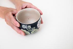 黒地桃色菊カップ