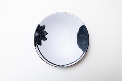 黒ハスの花 8寸皿