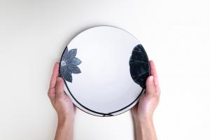 黒ハスの花 8寸皿