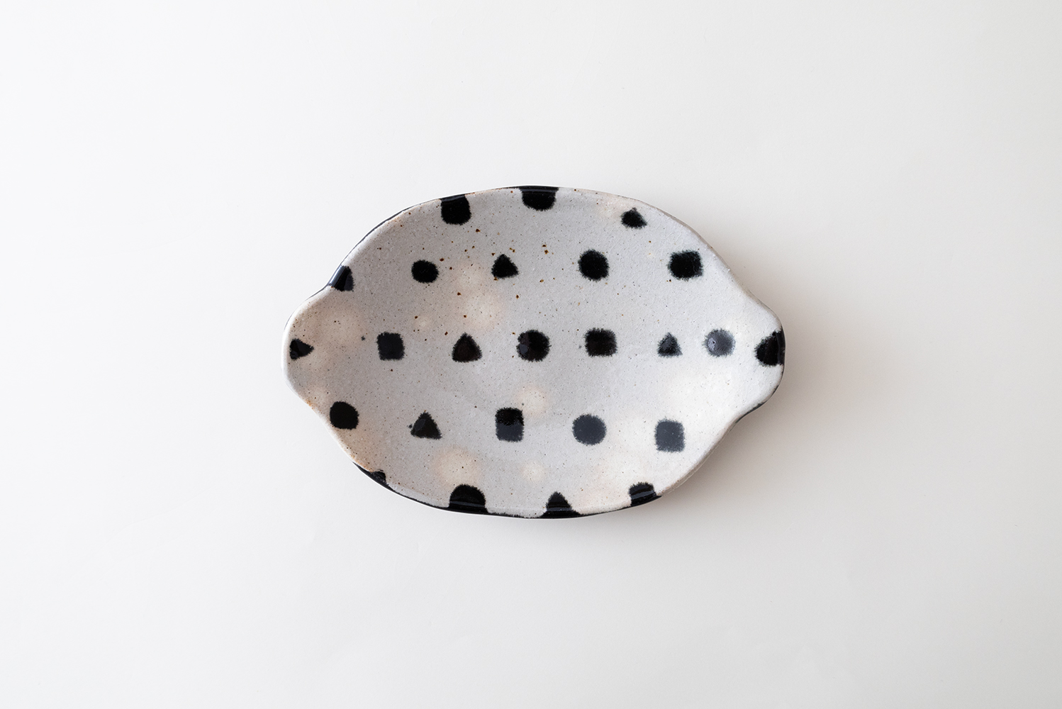 黒絵 耳付きレモン型皿(●▲◾️)