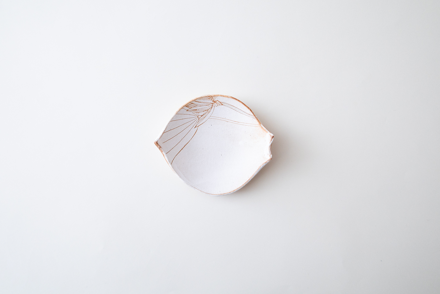 ベージュ蓮弁皿 S