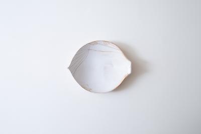 ベージュ蓮弁皿 M
