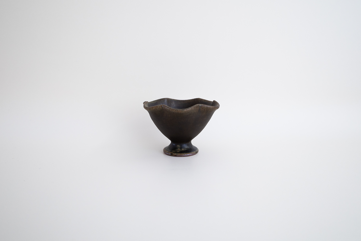 錆釉 輪花高台豆鉢