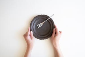 錆釉彫刻皿 6寸