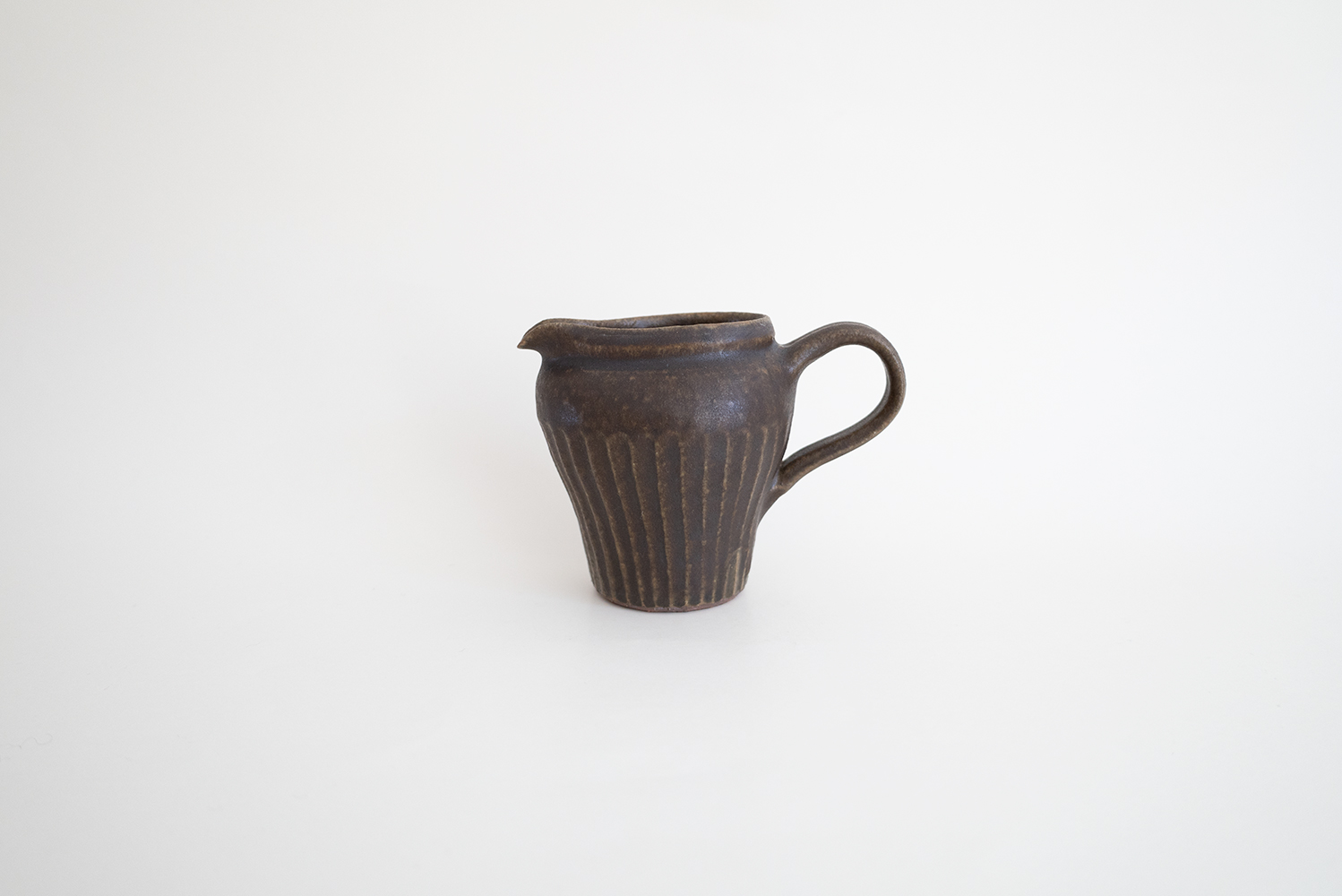 錆釉 しのぎマグピッチャー