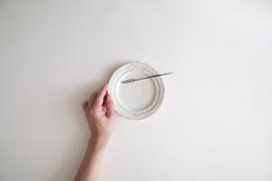 鉄散しのぎリーフリム皿 4寸