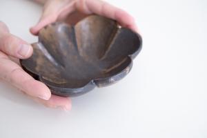 黒釉 輪花鉢 柘榴