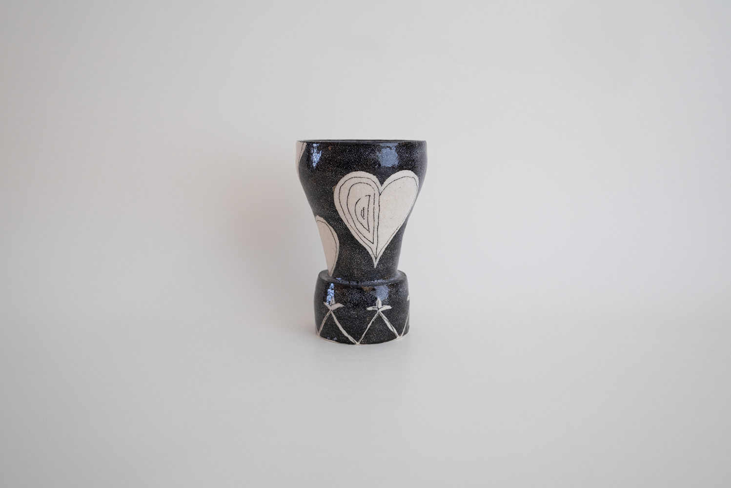 黒抜台付カップ D