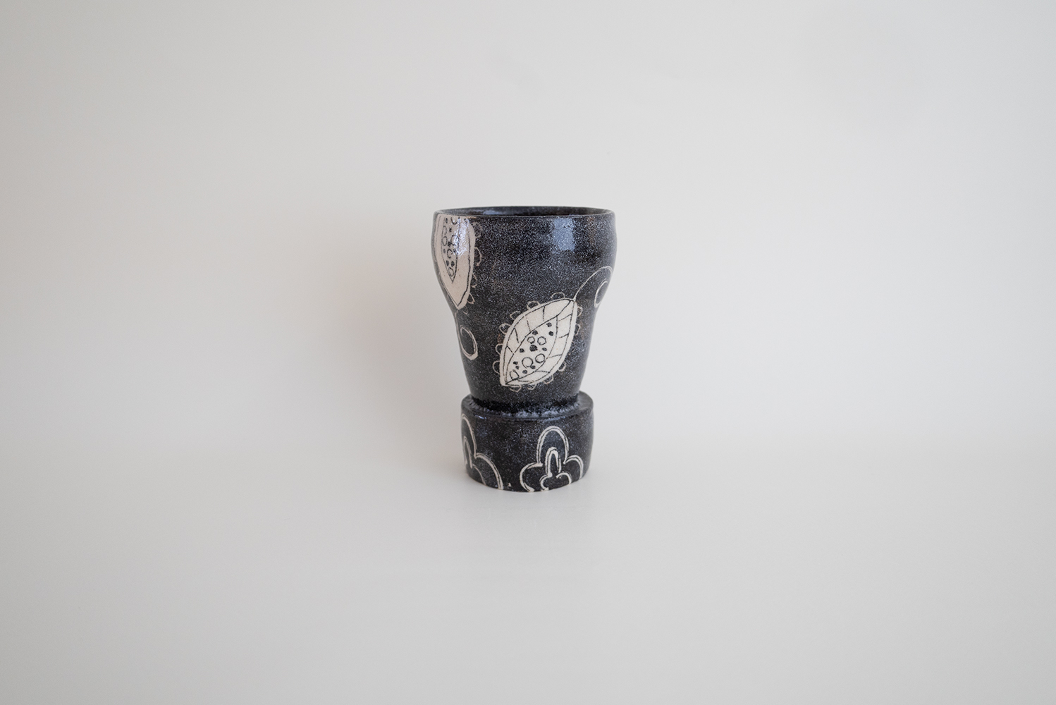 黒抜台付カップ F